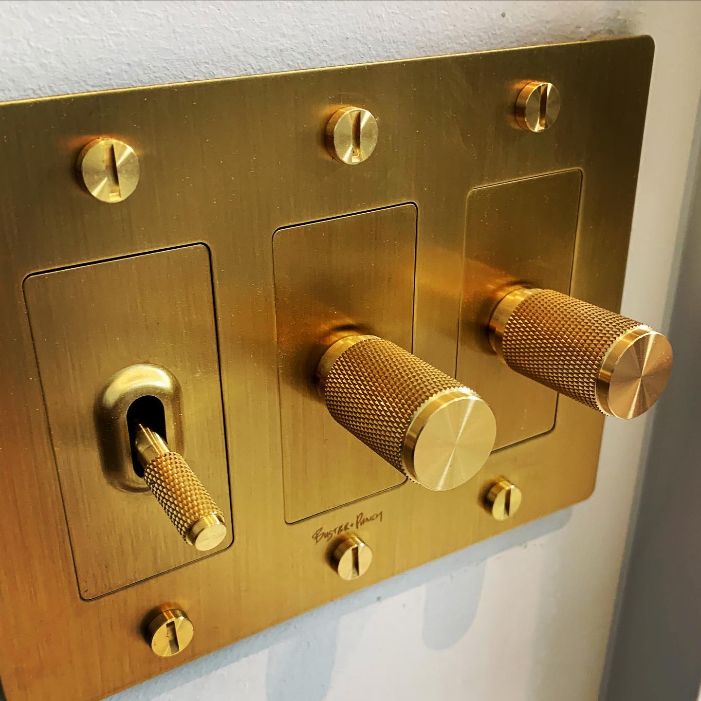 Electronic light switch in gold